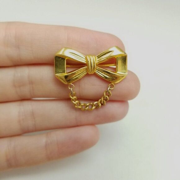 Vintage Little Bow Shaped Bow Brooch with Chain Detail, Gold Tone Lapel Pin - Picture 5 of 6